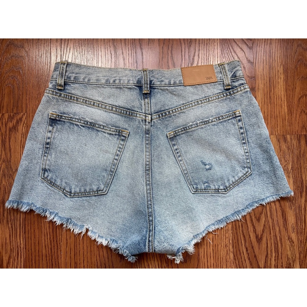 Zara distressed light wash denim shorts, size 6 - Picture 4 of 10